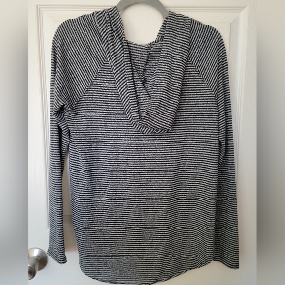 American Eagle Hooded Sweater - Picture 2 of 3